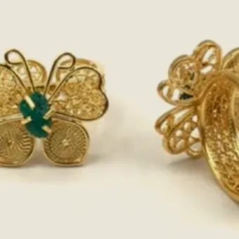 El anillo de mariposa visto de frente y de perfil, con la banda tejida a la vista.
