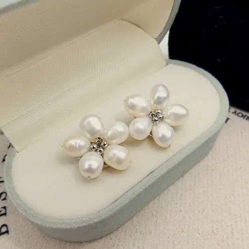 Flower earrings made of five freshwater pearls with a cubic zirconia centre, in their case.
