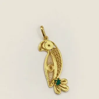 Detalle del ala de la guacamaya, con cada pluma trabajada en hilo separado.