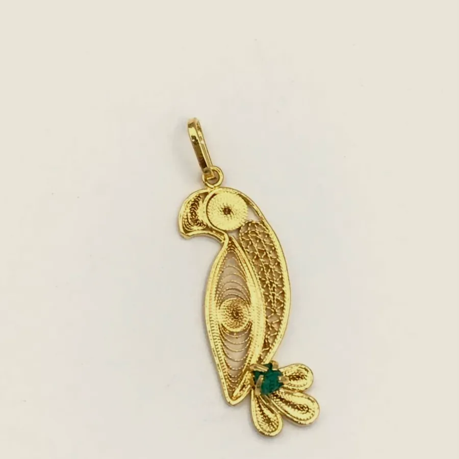 Detalle del ala de la guacamaya, con cada pluma trabajada en hilo separado.