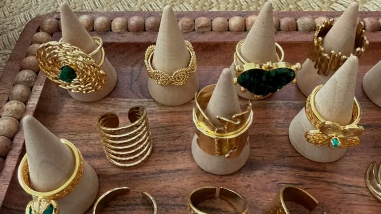 El puesto de KORA, con expositores de anillos y aretes de filigrana.