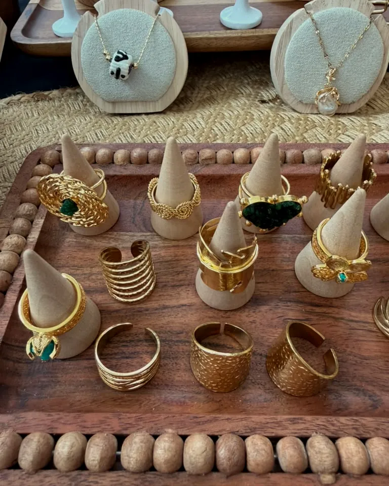 El puesto de KORA, con expositores de anillos y aretes.