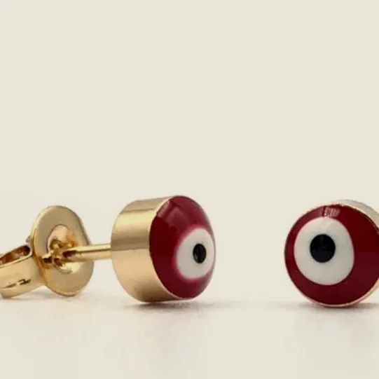 Small stud earrings with an eye enamelled in red, white and black.