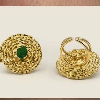 El anillo de espiral visto de frente y de perfil sobre fondo blanco.
