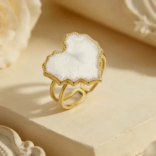 Ring with a nacre heart.