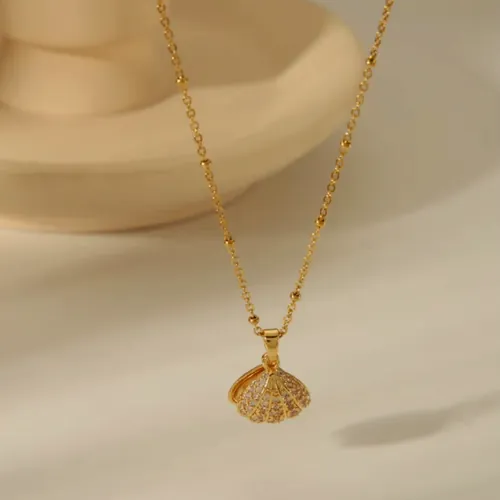 Fine necklace with a gold shell.
