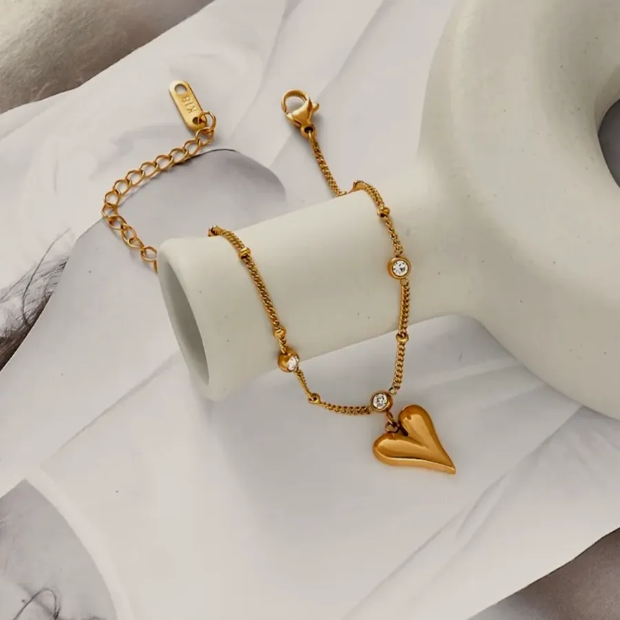 Necklace with a smooth gold heart.