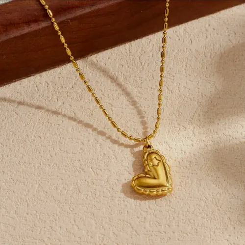 Necklace with an embossed heart.