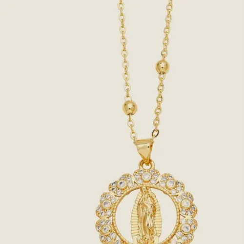 Medal necklace with a pearl halo.