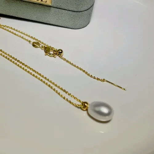 Long necklace with a drop pearl.