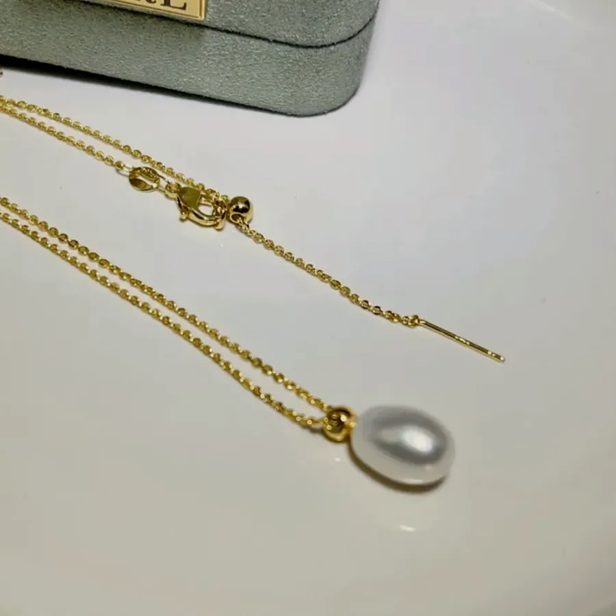 Long necklace with a drop pearl.