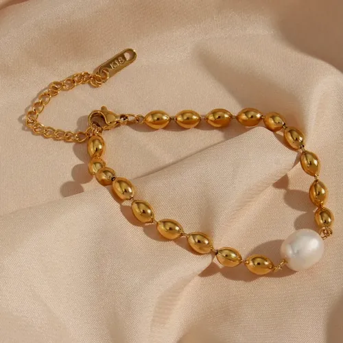 Link bracelet with a pearl.
