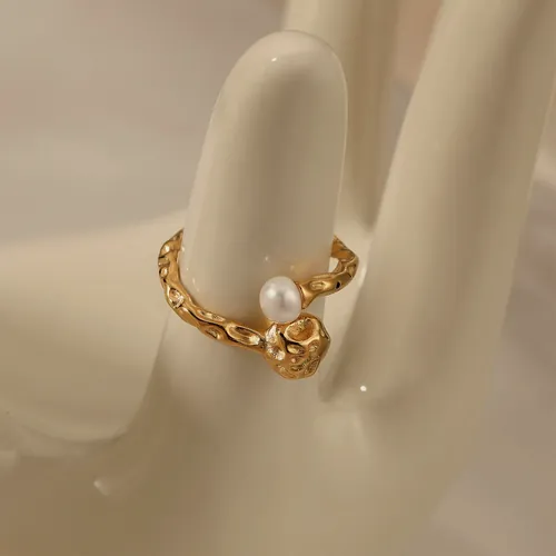 Pearl flower ring on a display hand.