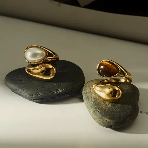 Bombé gold heart earrings.