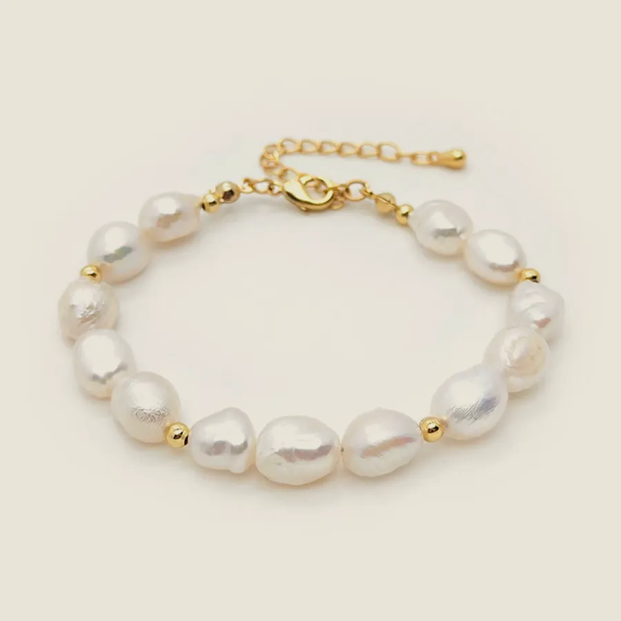 Bracelet of large baroque pearls.
