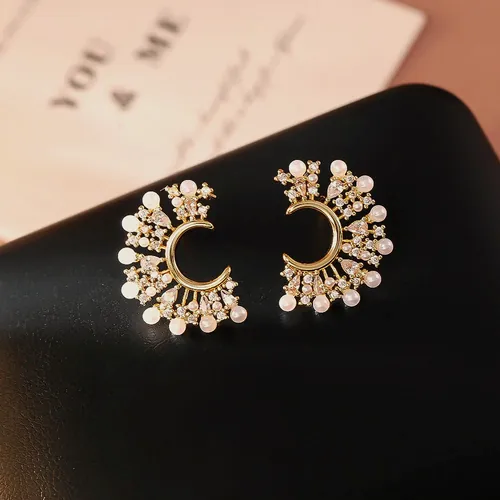 Pearl fan earrings, in gold.