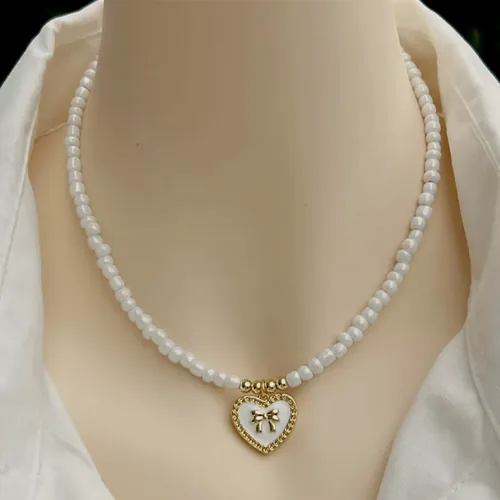 Pearl choker with a mother-of-pearl heart.