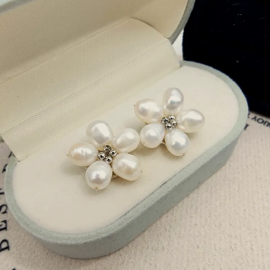 Aretes de flor de perlas en su estuche.
