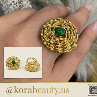 Otra vista del anillo de roseta puesto, con ficha de detalle.