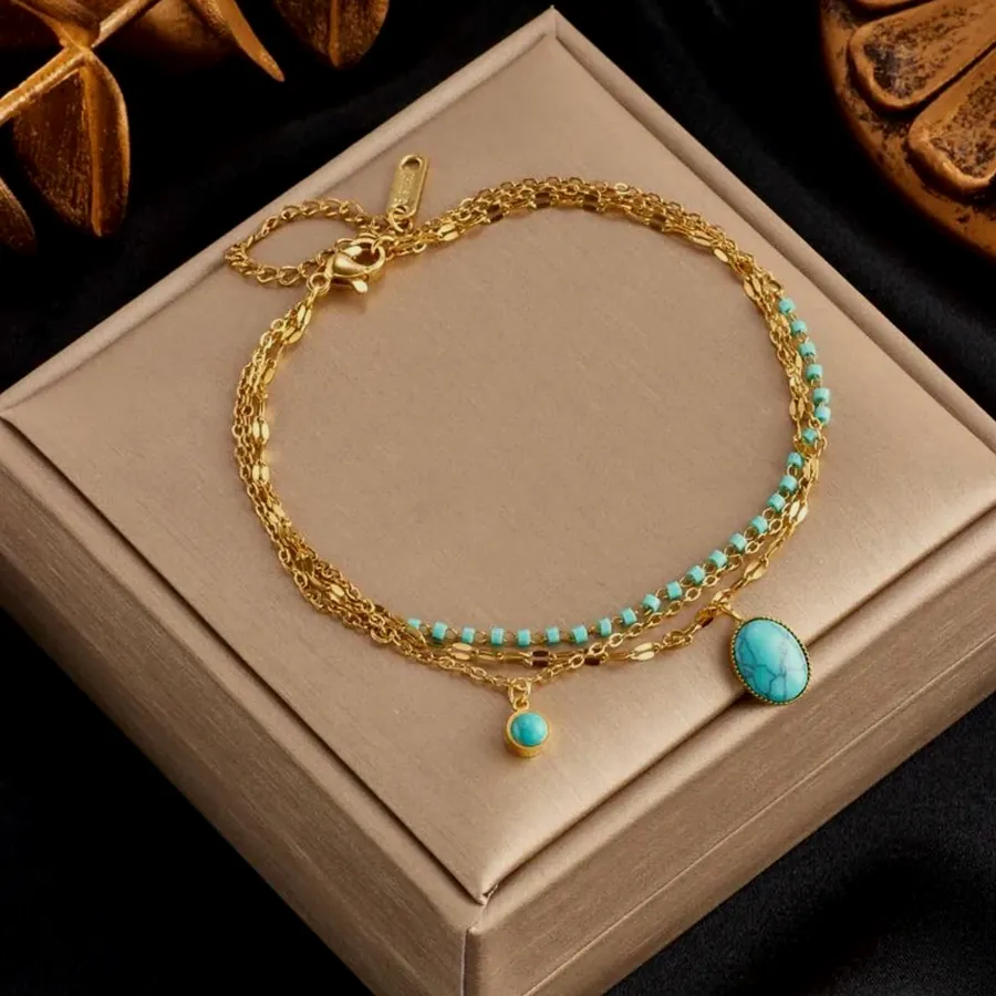 Pulsera doble de cuentas con turquesa sobre estuche oscuro.