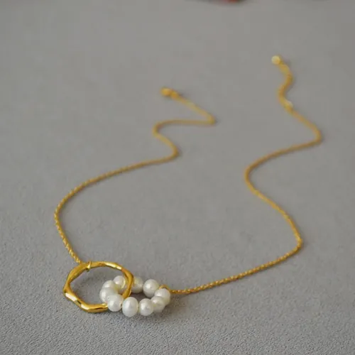 Pearl circle necklace with a twisted chain.