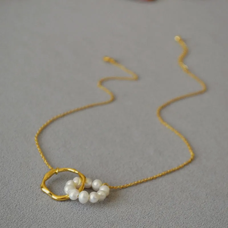 Pearl circle necklace with a twisted chain.