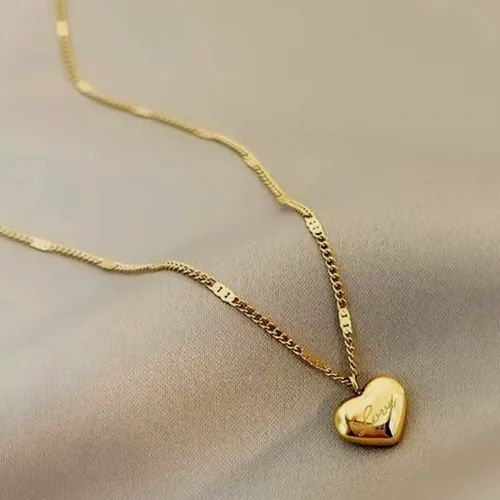 Necklace with a smooth gold heart.