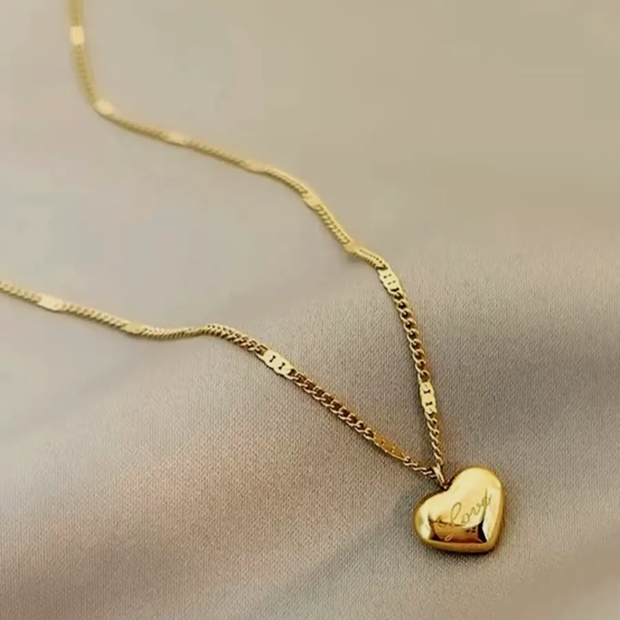 Necklace with a smooth gold heart.