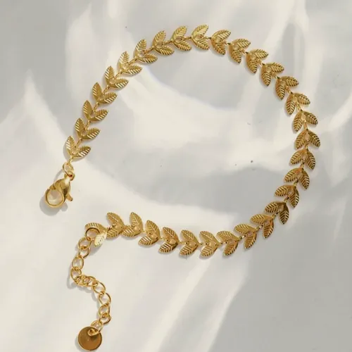 Laurel leaf lariat choker.